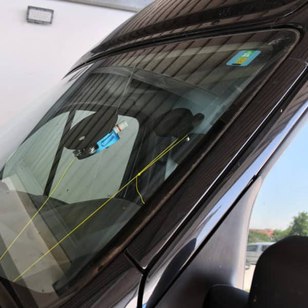 Austrennen einer Sprinter Windschutzscheibe mit Steinschlag mit Hilfe des Scheibenaustrennsystems Single Cut System 5.0